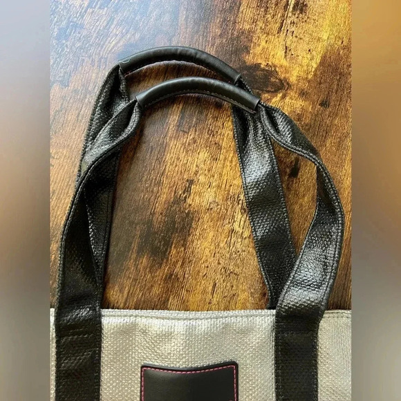 Victoria’s Secret | Limited Edition Silver
Weekender Tote Bag 2017. - Picture 6 of 16